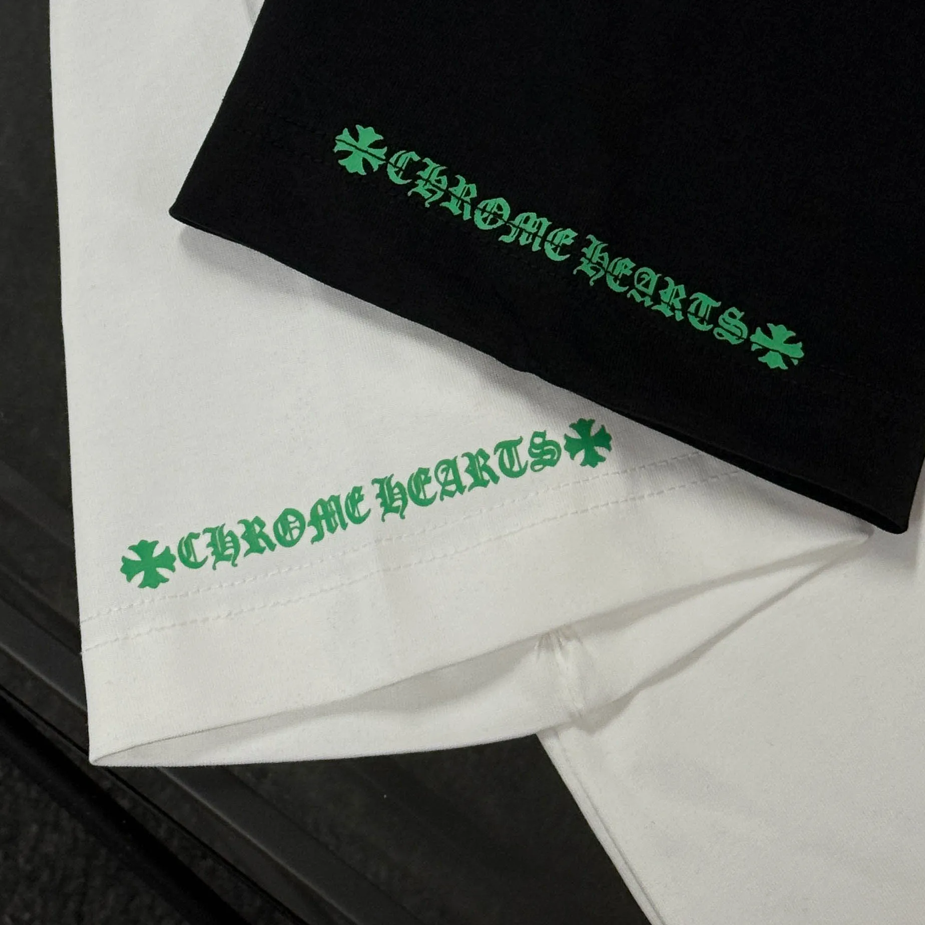 P180 Chrome Hearts Chrome Hearts 25 high-end versions. The fabric is made of 300 grams of high-density pure cotton. It does not deform or shrink. It has three labels. It is the same style for men and women. Technology: suede foaming + digital printing. Color: white, black. SIZE: S-XL.
